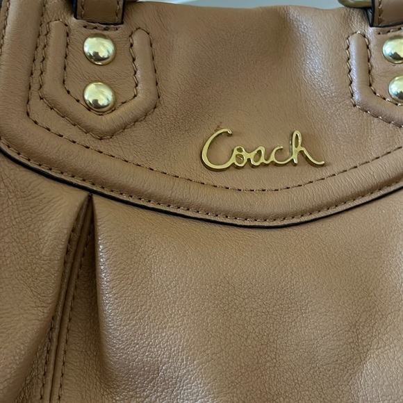 I am selling a Coach leather satchel tan and gold color in excellent condition - Picture 4 of 5